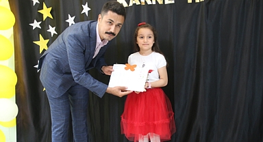 ALTINÖZÜ’NDE ÖĞRENCİLER KARNELERİNİ ALDI