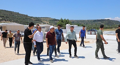 ALTINÖZÜ’NDE PREFABRİK ÇARŞI GÜN SAYIYOR