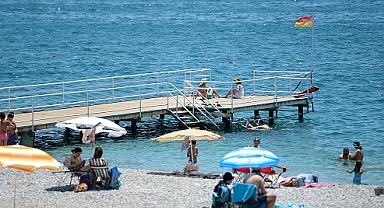 Antalya sahillerinde bayram öncesi yoğunluk yaşanıyor