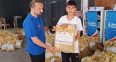 BAE'nin Ankara Büyükelçiliği, Hatay'da depremzede çocuklara bayramlık dağıttı