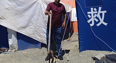 ÇADIRDA YILANLARLA YATIYORLAR