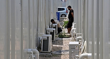 Depremzedelerin kaldığı konteynerlere klima takılıyor