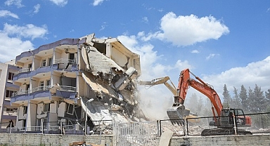Hatay'da ağır hasarlı binaların yıkımı devam etti