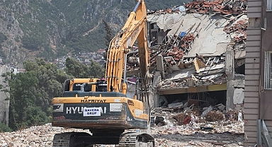 Hatay'da ağır hasarlı binaların yıkımı sürdü
