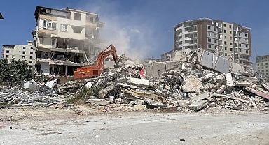 Hatay'da ağır hasarlı binaların yıkımı sürüyor