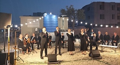 Hatay'da Rus müzik topluluğundan depremzedelere konser