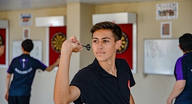 Hentboldan dart sporuna yönlendirildi, iki kez Avrupa şampiyonu oldu