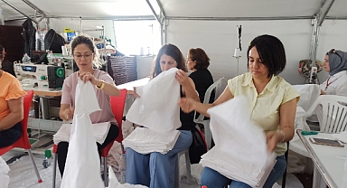 İSKENDERUN HEM DİKİYOR KIZILAY HALKA DAĞITIYOR
