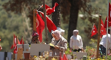 Kabristanda hüzünlü bayram