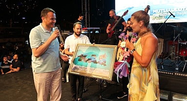 Kaş'ta, şarkıcı Demet Akalın konser verdi