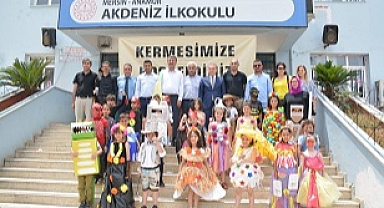 Mersin'de öğrenciler atık malzemelerden kostüm tasarladı