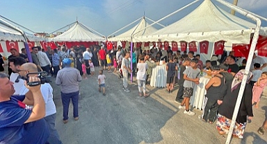 Protokol üyeleri, konteyner kentte kalan depremzedelerle bayramlaştı