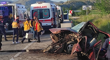 Refüje çarpan otomobildeki 3 kişi yaralandı