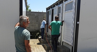 Samandağ'da depremzedelerin kaldığı konteynerler ilaçlanıyor