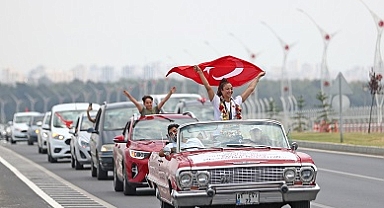 Şampiyon milli tekvandocu Nafia Kuş, klasik arabayla tur attı