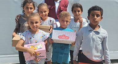 SİMİTÇİ ERKAN'DAN HATAY'DA DEPREMZEDE ÇOCUKLARA AYAKKABI