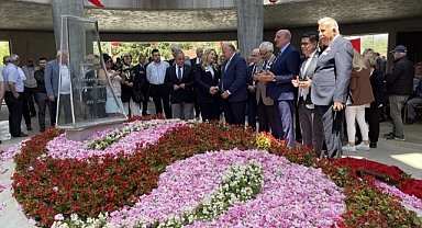 Süleyman Demirel mezarı başında anıldı