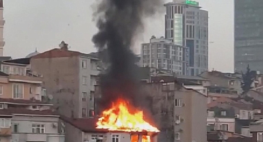 5 katlı binanın çatı katında çıkan yangın söndürüldü