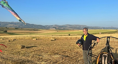 58 yaşında öğrendiği paramotorla 10 yıldır tutkuyla uçuyor