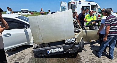 Çarpışan iki otomobildeki 9 kişi yaralandı