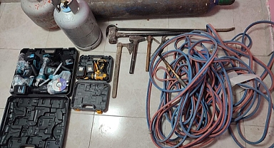 Evden hırsızlık yaptıkları iddiasıyla 3 şüpheli tutuklandı