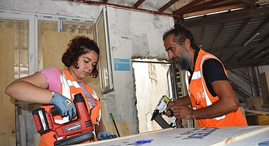 Gönüllülerin kurduğu atölyede istihdam edilen depremzedeler ahşap ev üretiyor