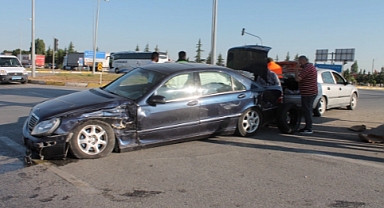 Hafif ticari araç ile otomobilin çarpıştığı kazada 10 kişi yaralandı