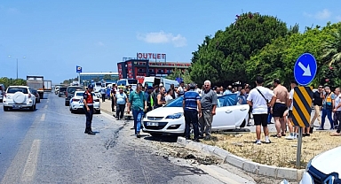 Hafif ticari araç ile otomobilin çarpıştığı kazada 3 kişi yaralandı