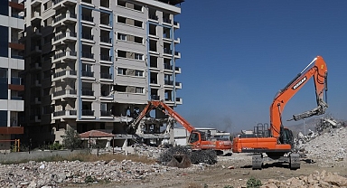 Hatay'da ağır hasarlı 9 katlı bina kontrollü şekilde yıkıldı