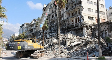 Hatay'da ağır hasarlı binalar kontrollü şekilde yıkıldı