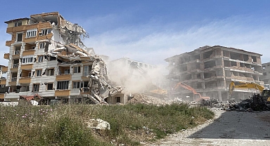 Hatay'da ağır hasarlı binaların yıkımı sürüyor