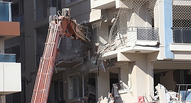 Hatay'da ağır hasarlı binaların yıkımı sürüyor