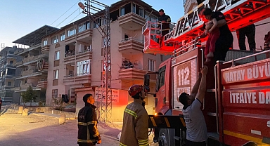 Hatay'da yangın 25 kişi son anda kurtarıldı