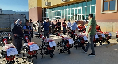 İlçe Tarım Müdürlüğü yem kırma ve çapa makinası dağıttı