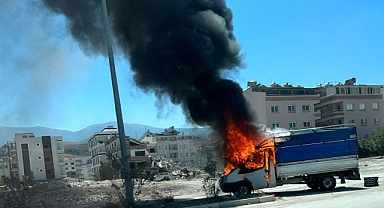 İSKENDERUN’DA KAMYON YANDI