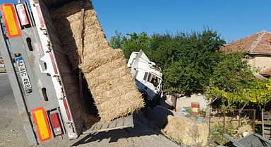 Kaza yapan tırdaki saman balyalarının altında kalan kadın öldü