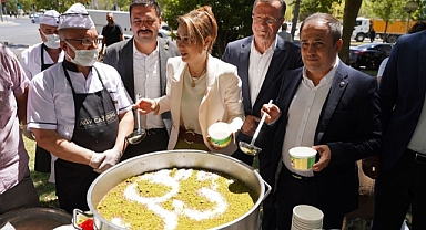 Milletvekili Zuhal Karakoç Dora, aşure dağıttı