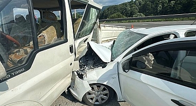 Otomobil ile Karayolları işçilerini taşıyan kamyonet çarpıştı, 15 kişi yaralandı