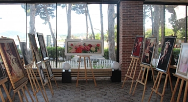 Ressam boncuk işlemeli tablolardan oluşan resim sergisi açtı