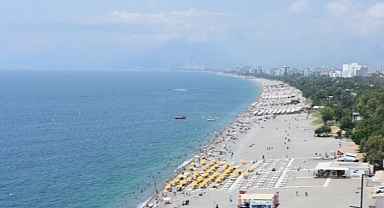 Sahildeki renkli uyarı bayrakları hayati öneme sahip
