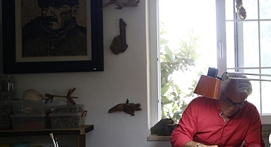 Sahilden topladığı çakıl taşlarını sanat eserine dönüştürüyor