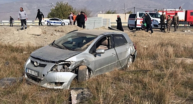 Şarampole devrilen otomobildeki 4 kişi yaralandı