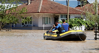 Tamamı sular altında kalan köyde tahliye çalışmaları sürüyor