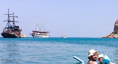 Tatilciler tekne turlarıyla mavi koylarda serinliyor