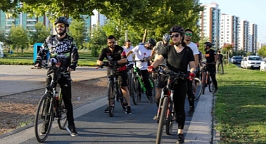 Trafik kazalarında hayatını kaybeden bisiklet tutkunları için pedal çevirdiler