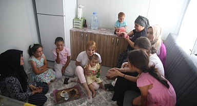 Ünlüler depremzedelere destek için afet bölgesinde