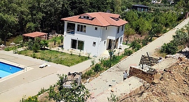 Villa bahçesine devrilen otomobildeki 6 kişi yaralandı