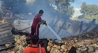 Yangın çıkan taş ev ve ahır kullanılamaz hale geldi