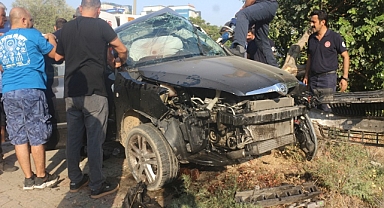 Adana'da kaldırıma çıkan otomobilin sürücüsü yaralandı