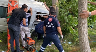 Ağaca çarpan minibüsün sürücüsünü sıkıştığı yerden itfaiye kurtardı